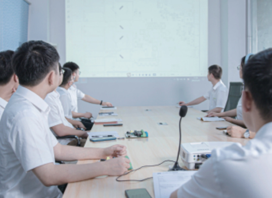 研發(fā)團隊會議室討論